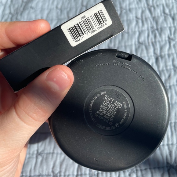 NIB Mac MINERALIZE SKINFINISH in Soft & Gentle - Picture 4 of 4